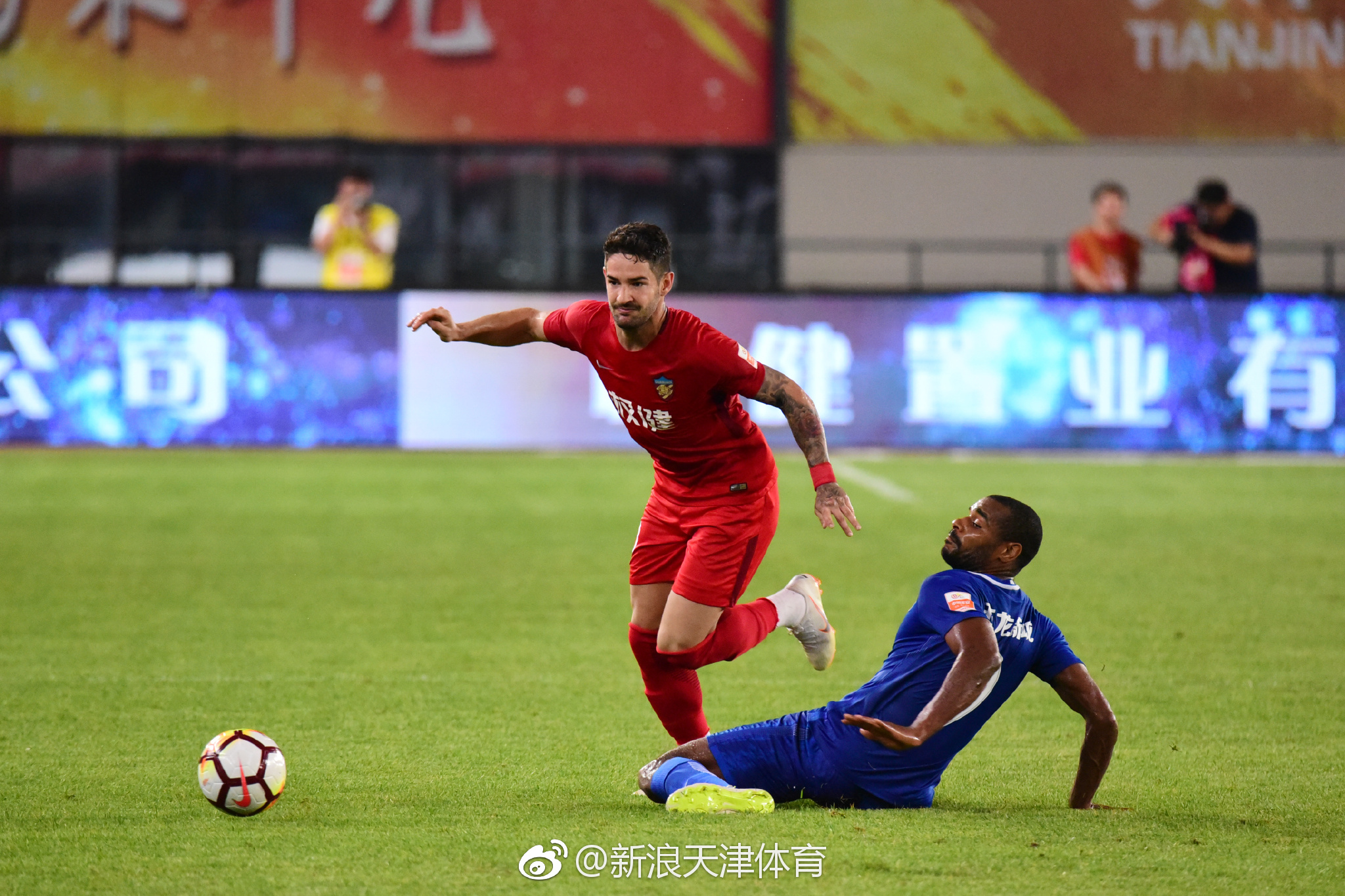 包含河南建业队员集中精力备战国际友谊赛，永不放弃的词条