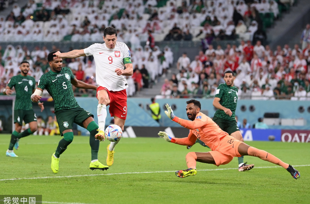 关于塞内加尔险胜波兰，莱万高光表现的信息