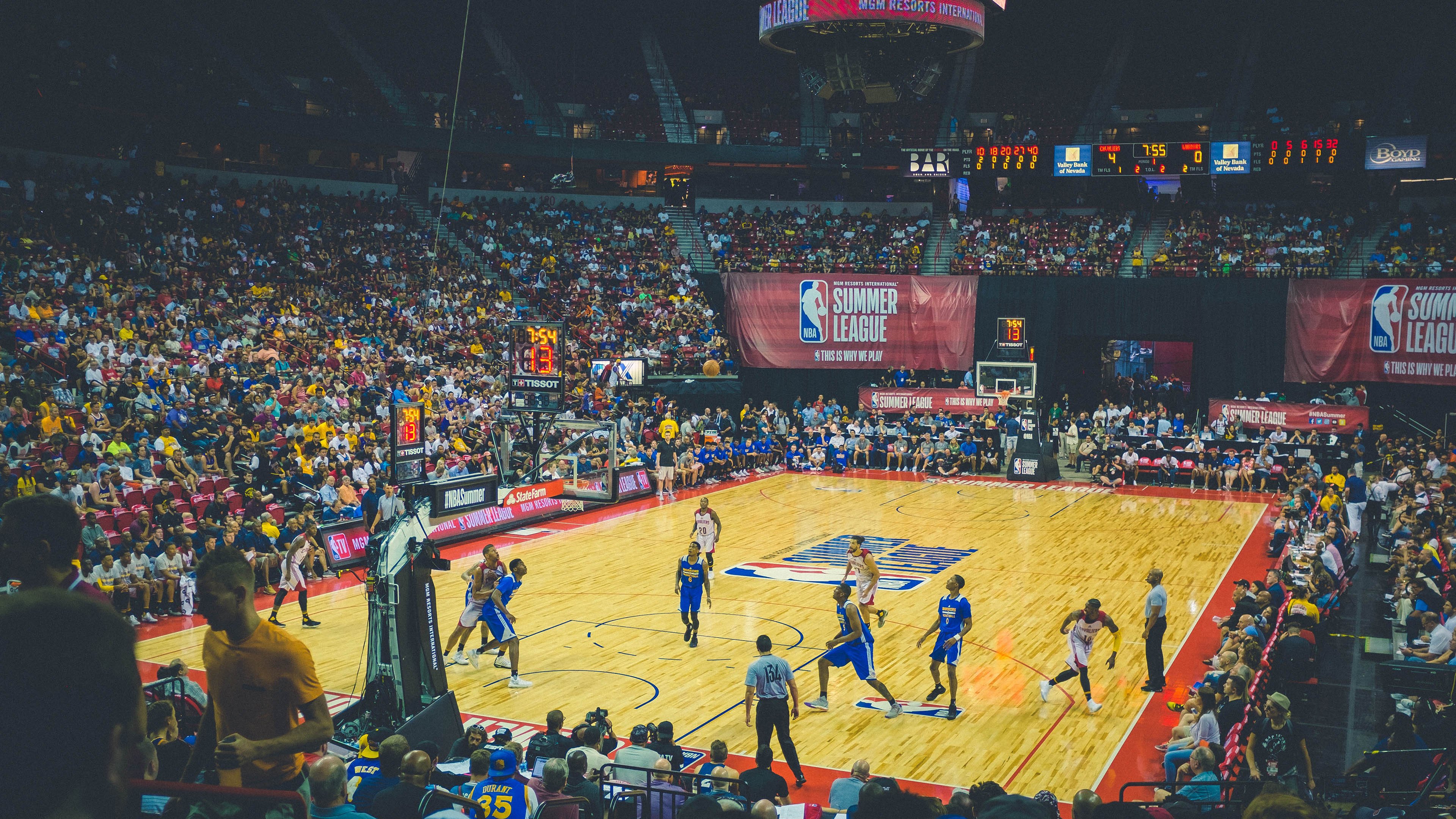 迈凯伦险胜阿斯顿马丁，诺里斯惊艳四座